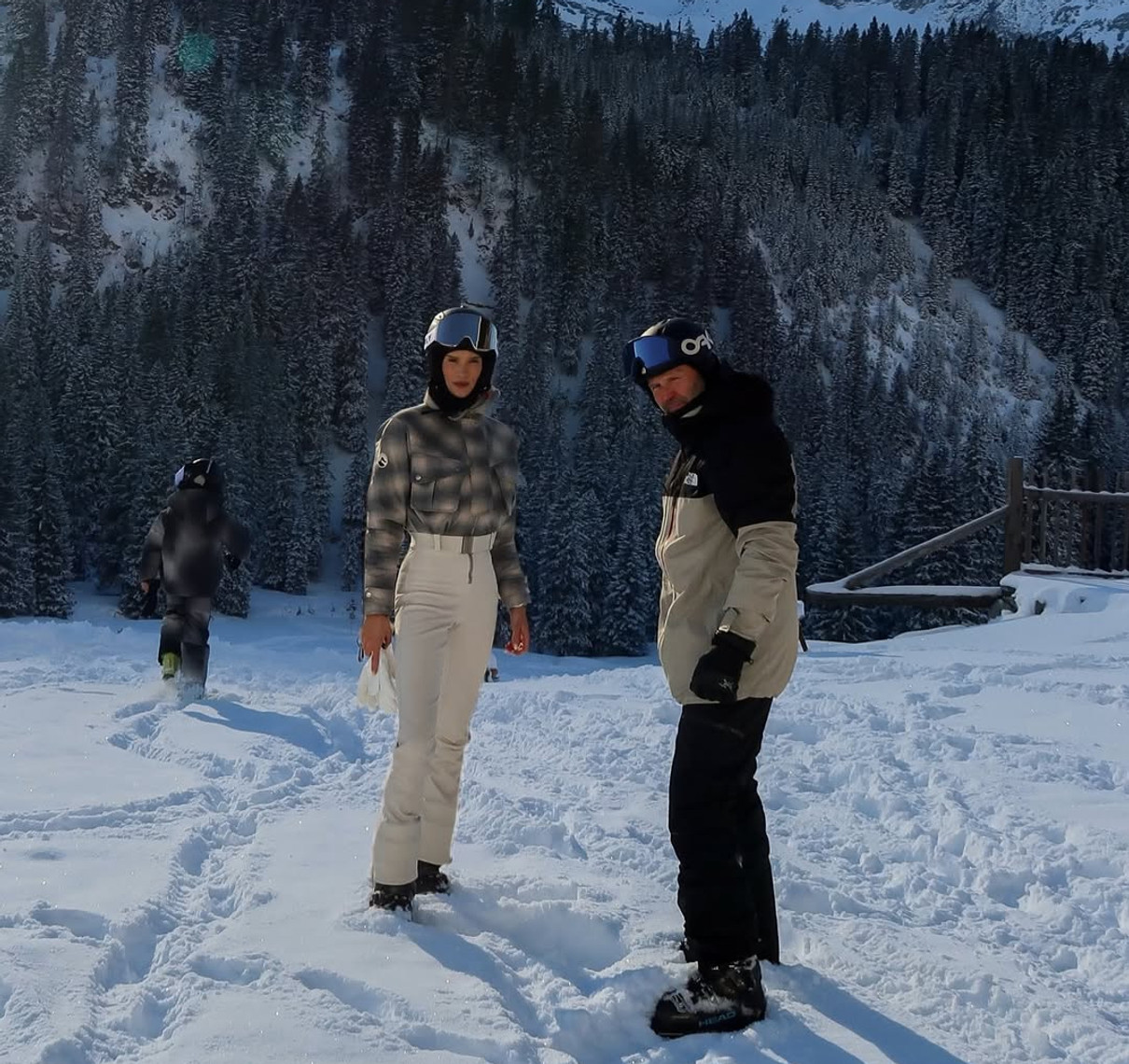 Джейсон Стейтем з коханою попозував на лижах в горах