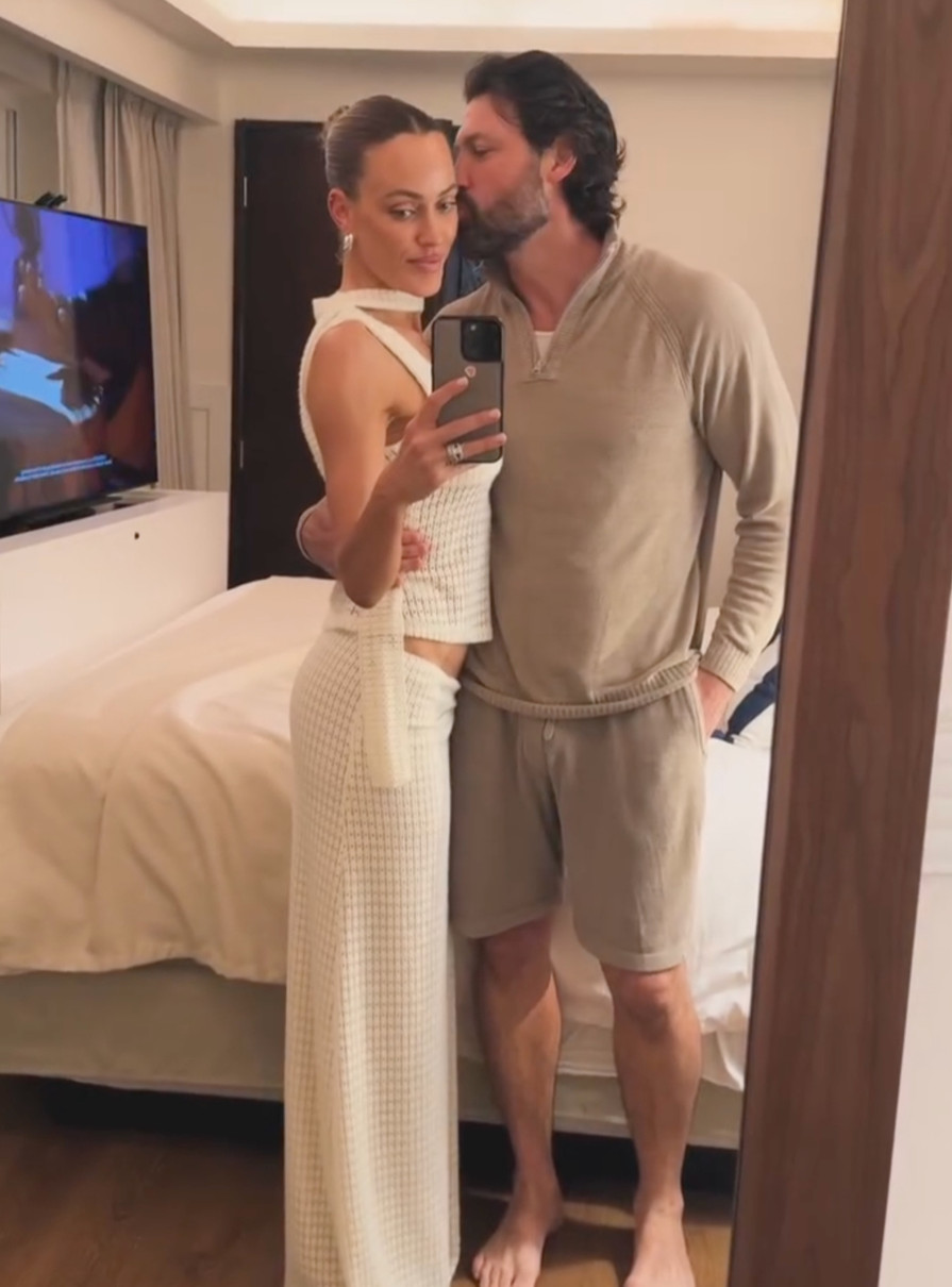 Макс Чмерковський обійняв дружину на відпочинку