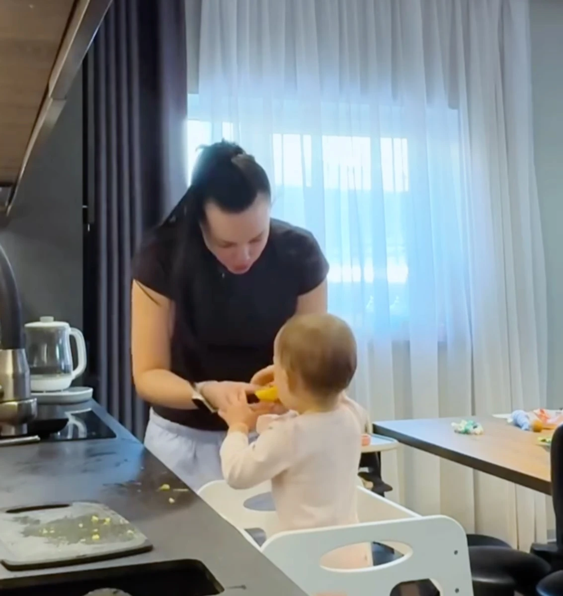 Дружина Позитива замилувала фото з дочкою на кухні