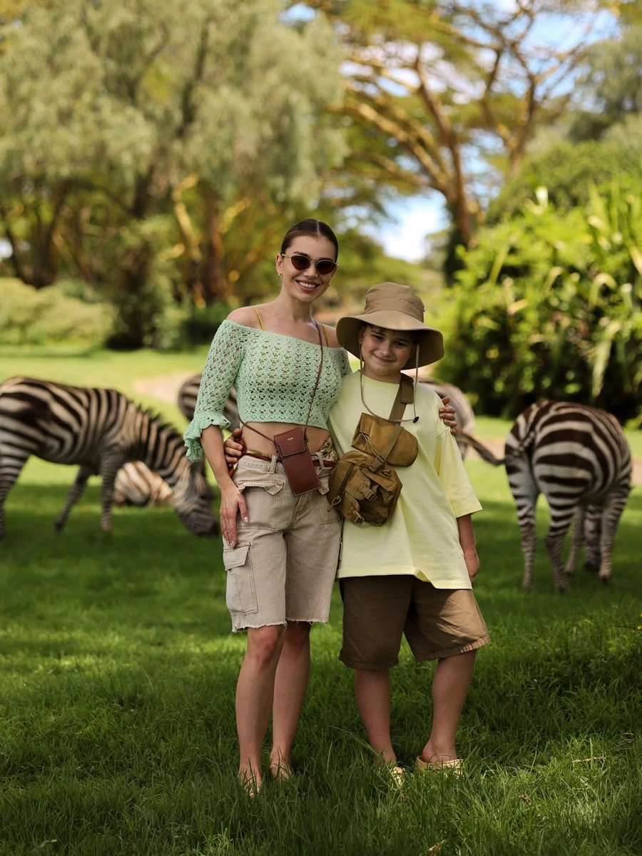 Саша Бо з сином попозували коло екзотичних тварин