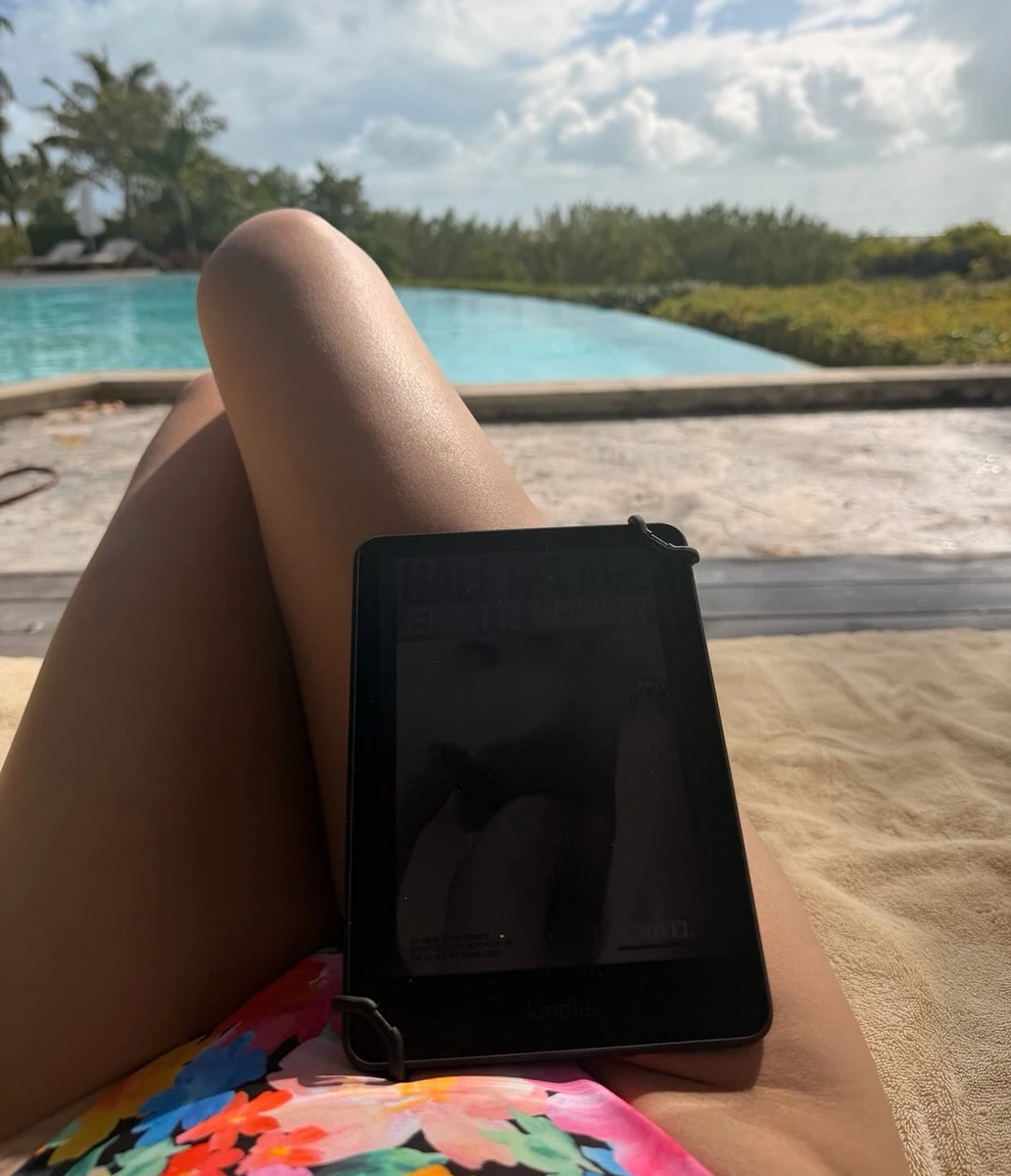 Дочка Мур і Вілліса посвітила ногами на відпочинку коло басейна