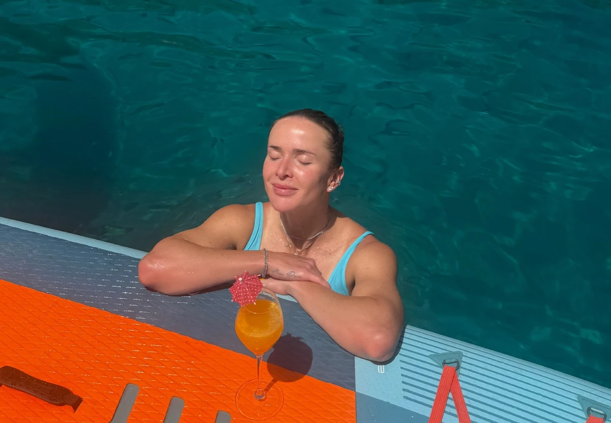 Еліна Світоліна з келихом попозувала у воді