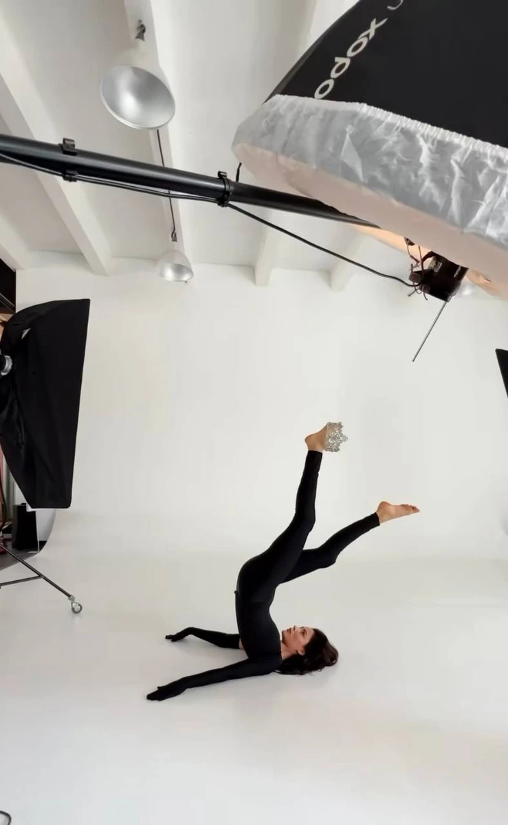 Корона на кінчиках пальців так само пасує Ангеліні :)