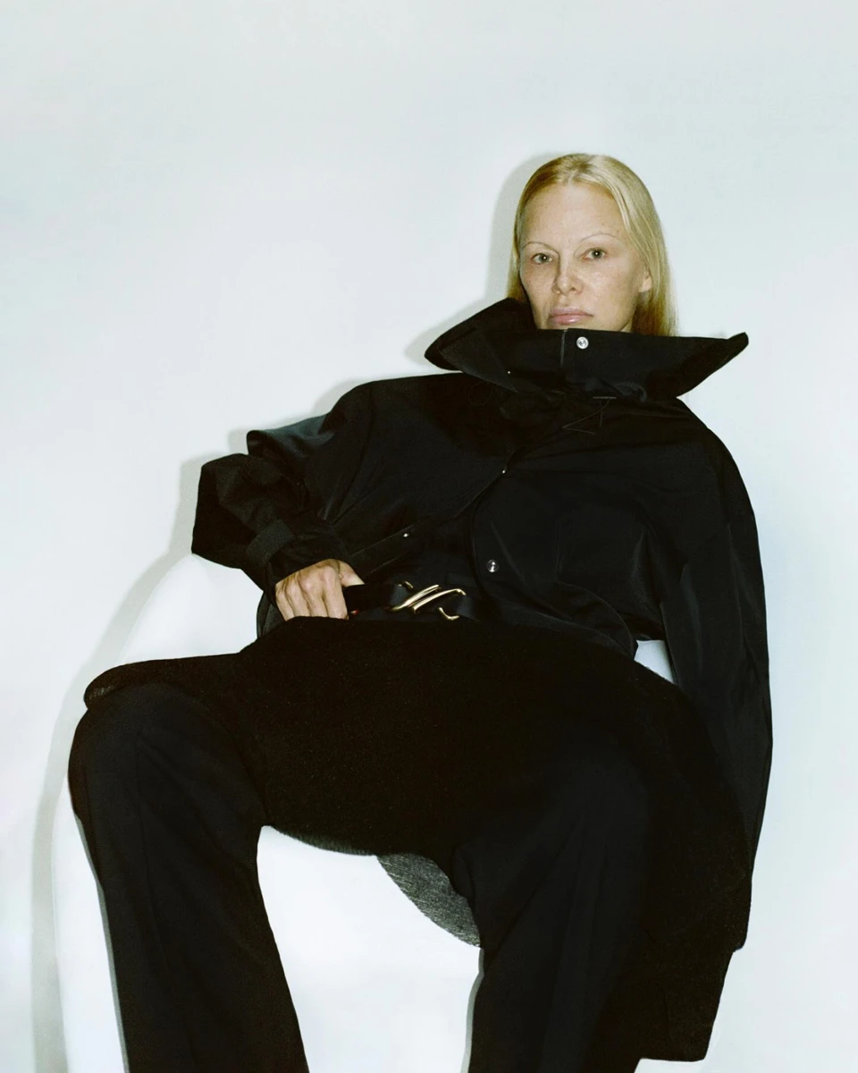 Зірка в модних кампейнах так само позує без макіяжу