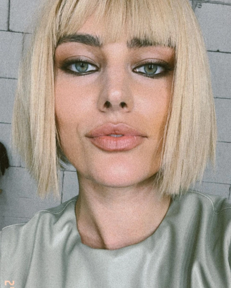 На вашу думку, чи личить Ангеліні блонд?)