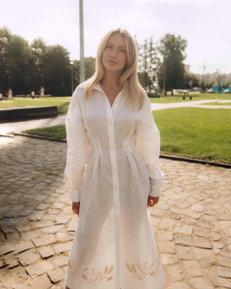 Літні сукні з льону білого кольору теж не втрачають своєї популярності. Телеведуча Леся Нікітюк обирає довжину максі