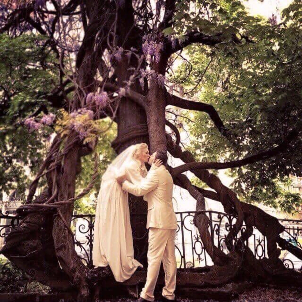 Бужинська архівними фото привітала коханого