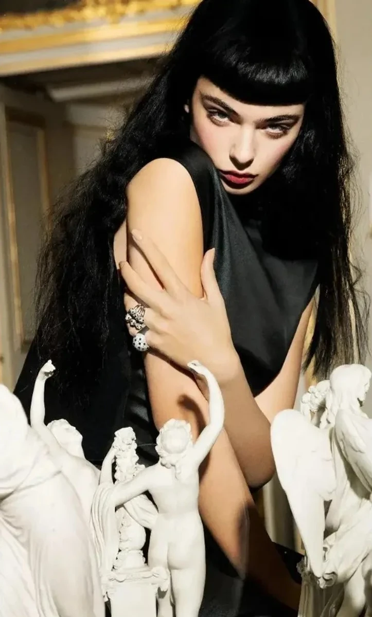 Дева Кассель демонструє сміливий лук у новій фотосесії