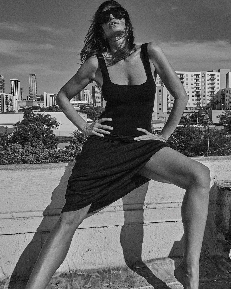 Сінді Кроуфорд виставила довгі ноги для фото