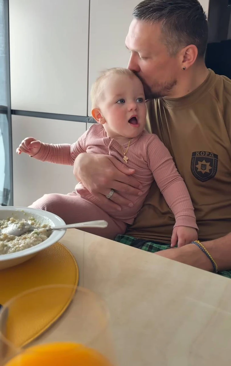 Усик з донькою за сніданком