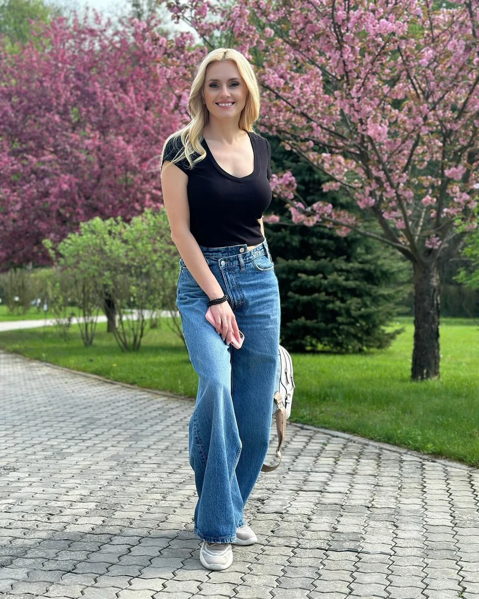 Ірина Федишин у стильному луці прогулялася в парку