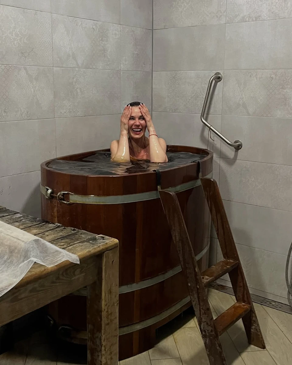 Маша Єфросиніна показалася у воді в бані