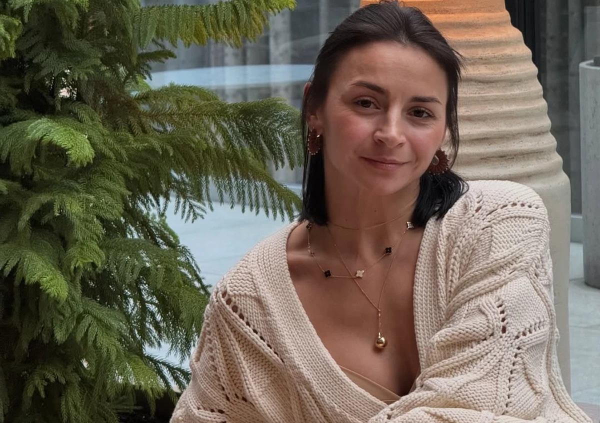 Ілона Гвоздьова позує для фото