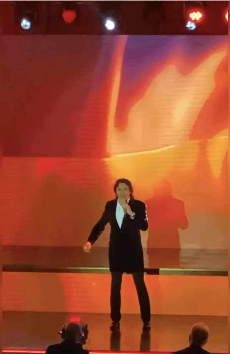 Ольга Сумська показала, як Борисюк з мікрофоном виступає на сцені