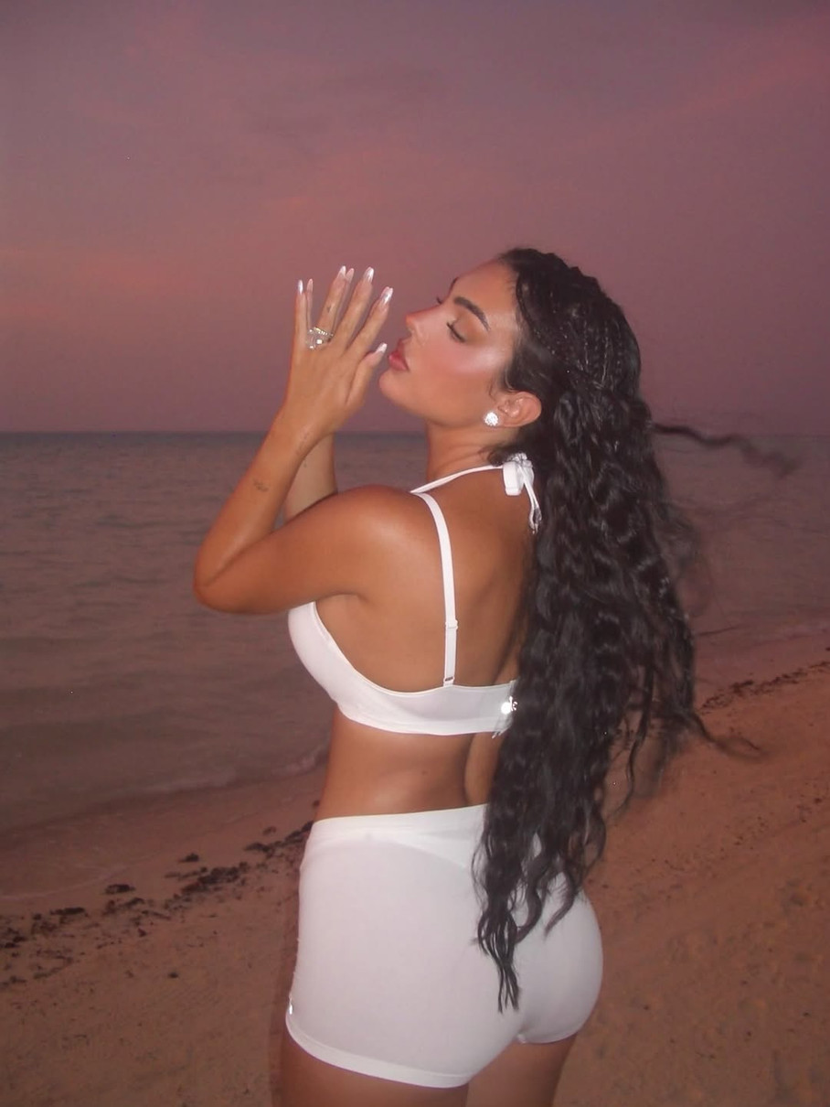 Навіть на пляжі майбутня жінка Роналду не знімає численні коштовні прикраси 