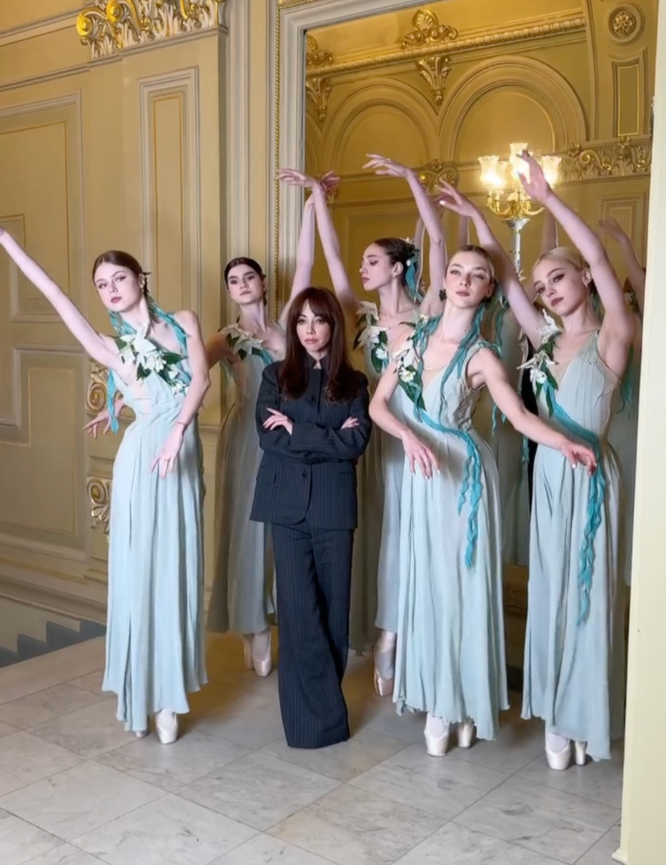 Катерина Кухар в ефектному костюмі попозувала з балеринами