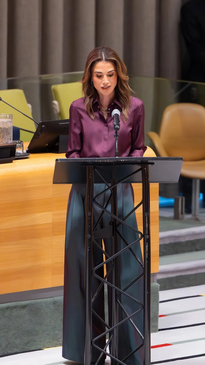 Королева Йорданії у буряковій блузці виступила в ООН