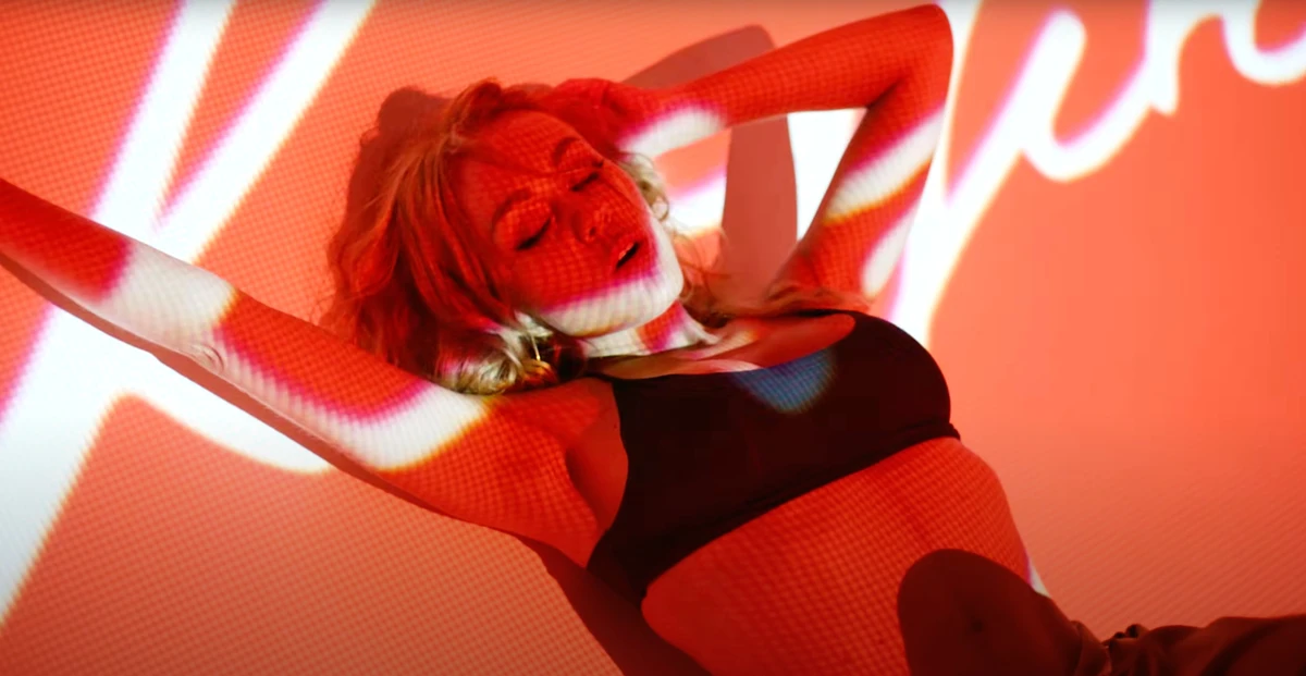 Олена Тополя спокусливо полежала на підлозі в кліпі на Обеззброєна