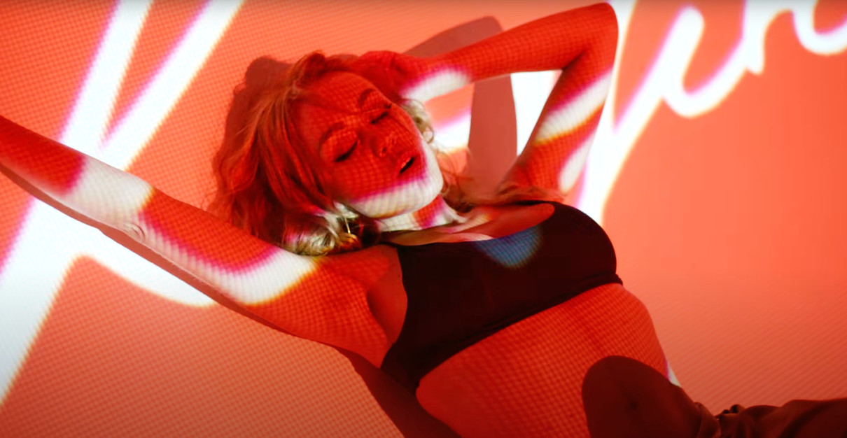 Олена Тополя спокусливо полежала на підлозі в кліпі на Обеззброєна