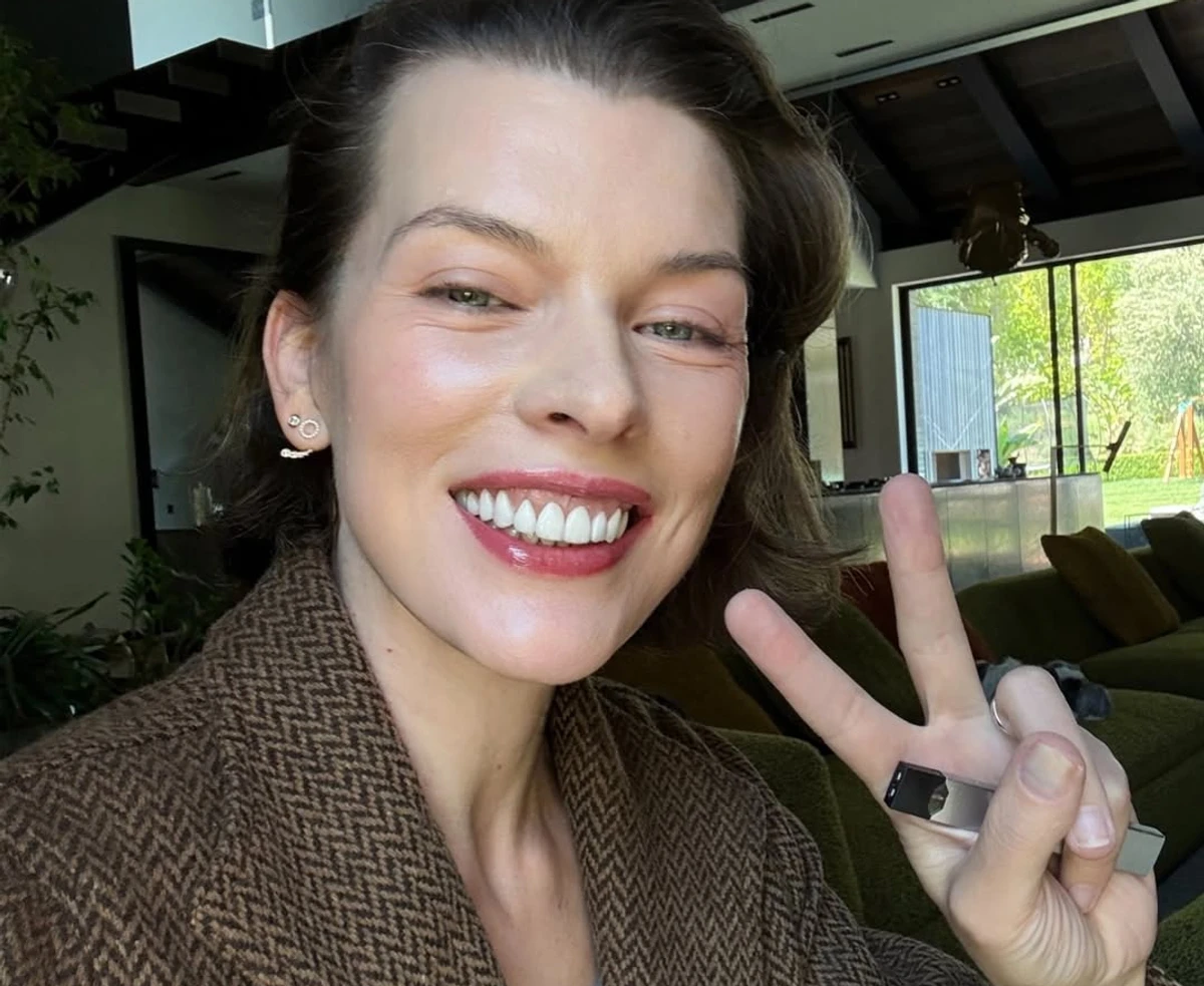 Міла Йовович позує для селфі