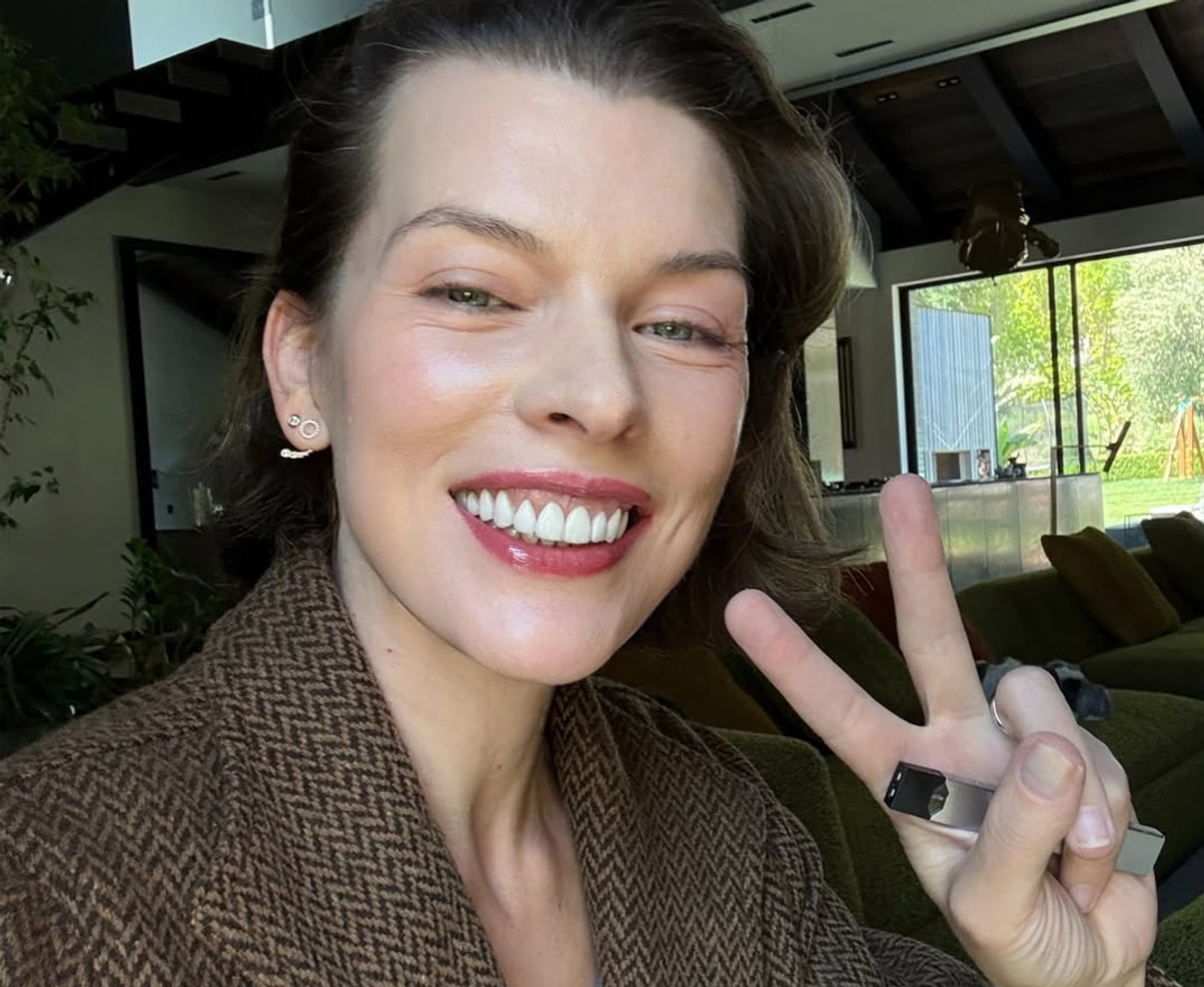 Міла Йовович позує для селфі