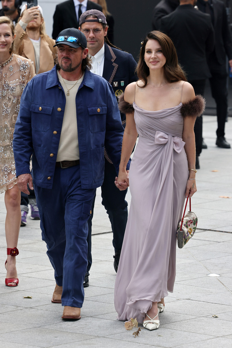 Лана Дель Рей у ніжній сукні потрималася з чоловіком за руку на Тижні моди в Парижі