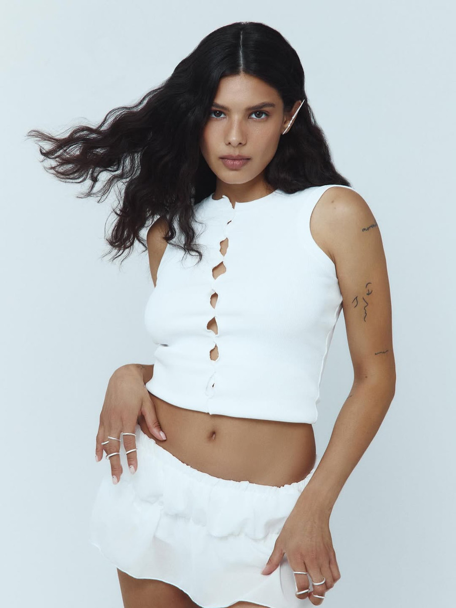 Мішель Андраде позує для фото