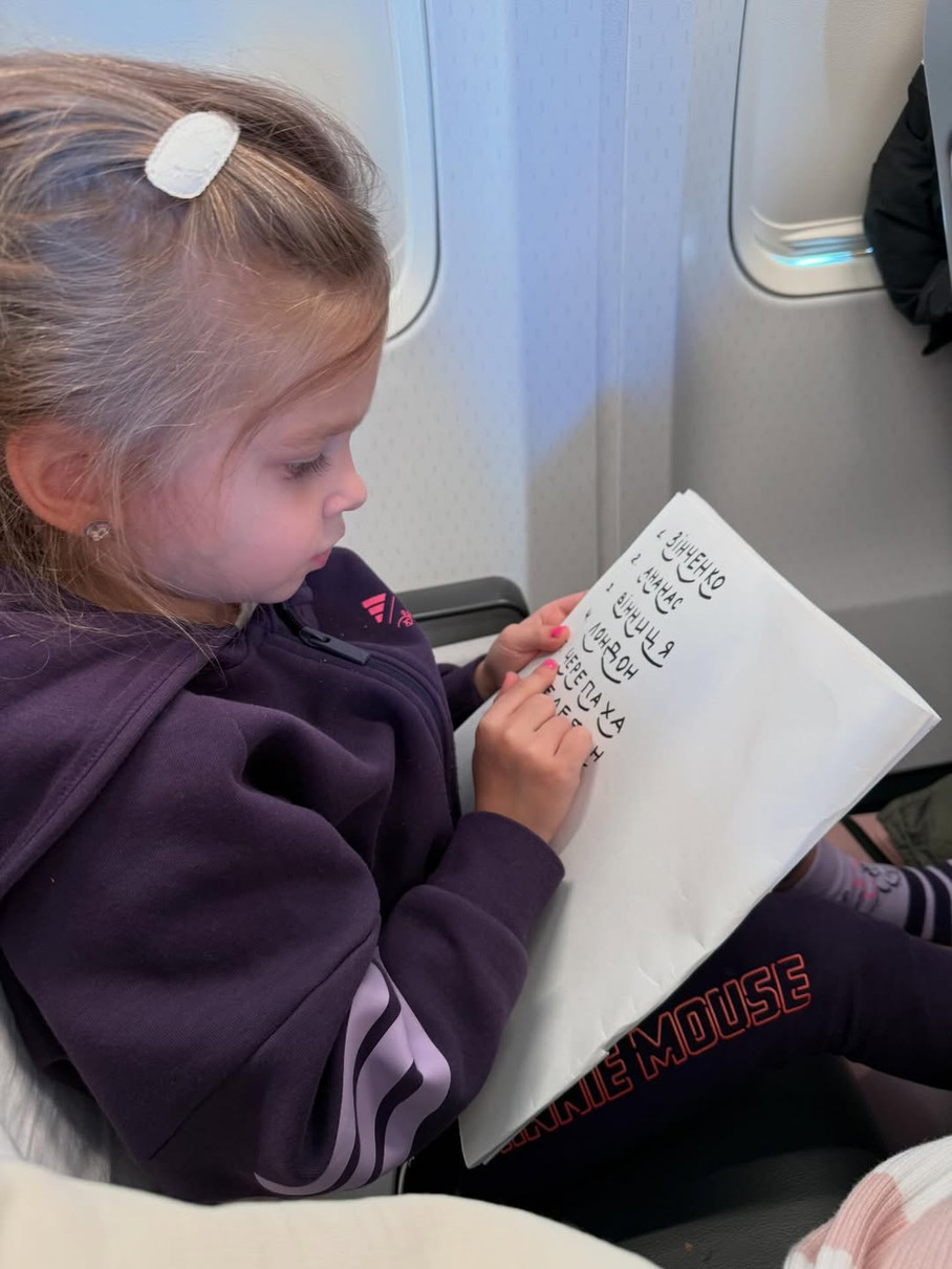 Дружина Зінченка показала, як вчила дочку читати