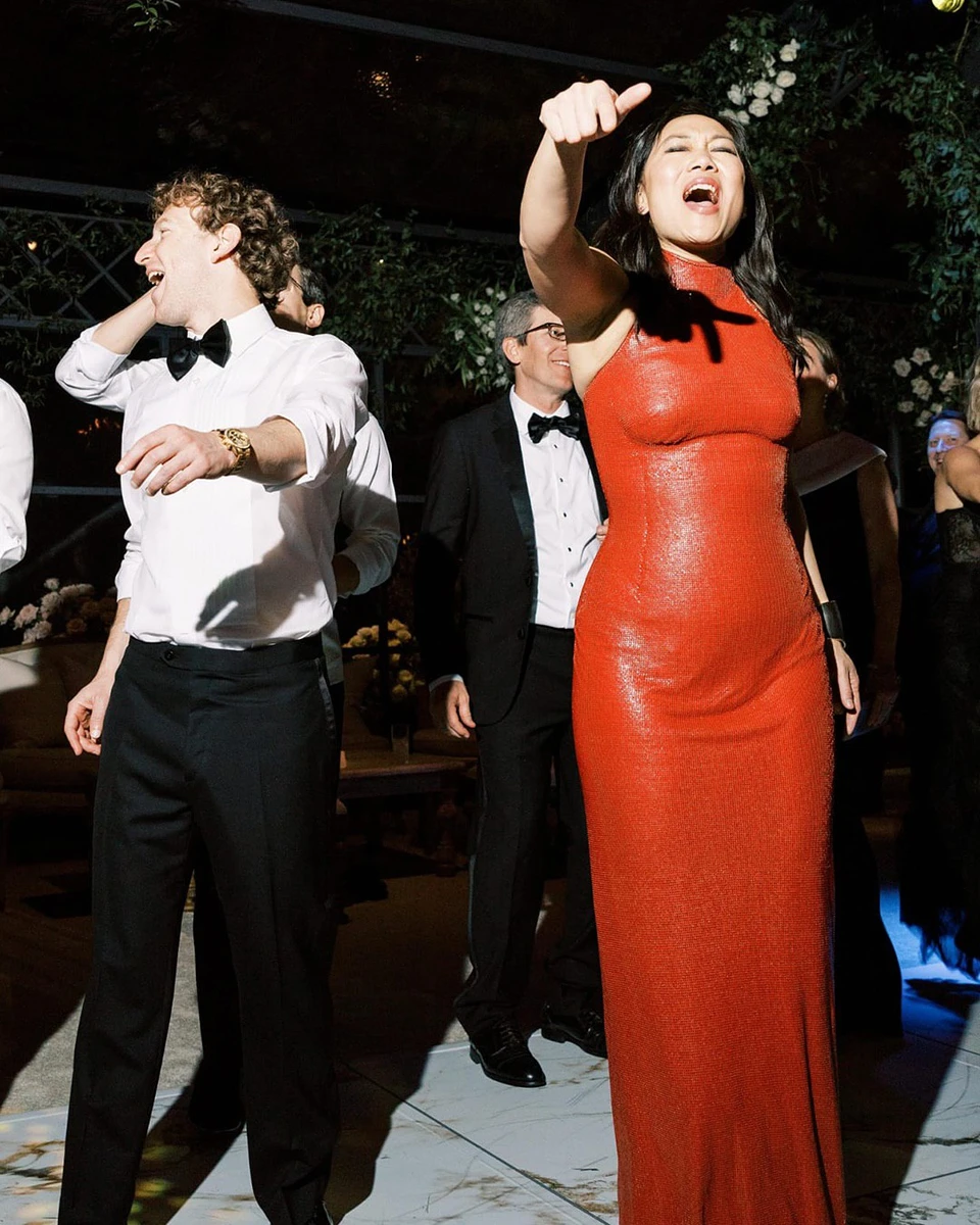 Марк Цукерберг потанцював зі своєю дружиною в сексі сукні