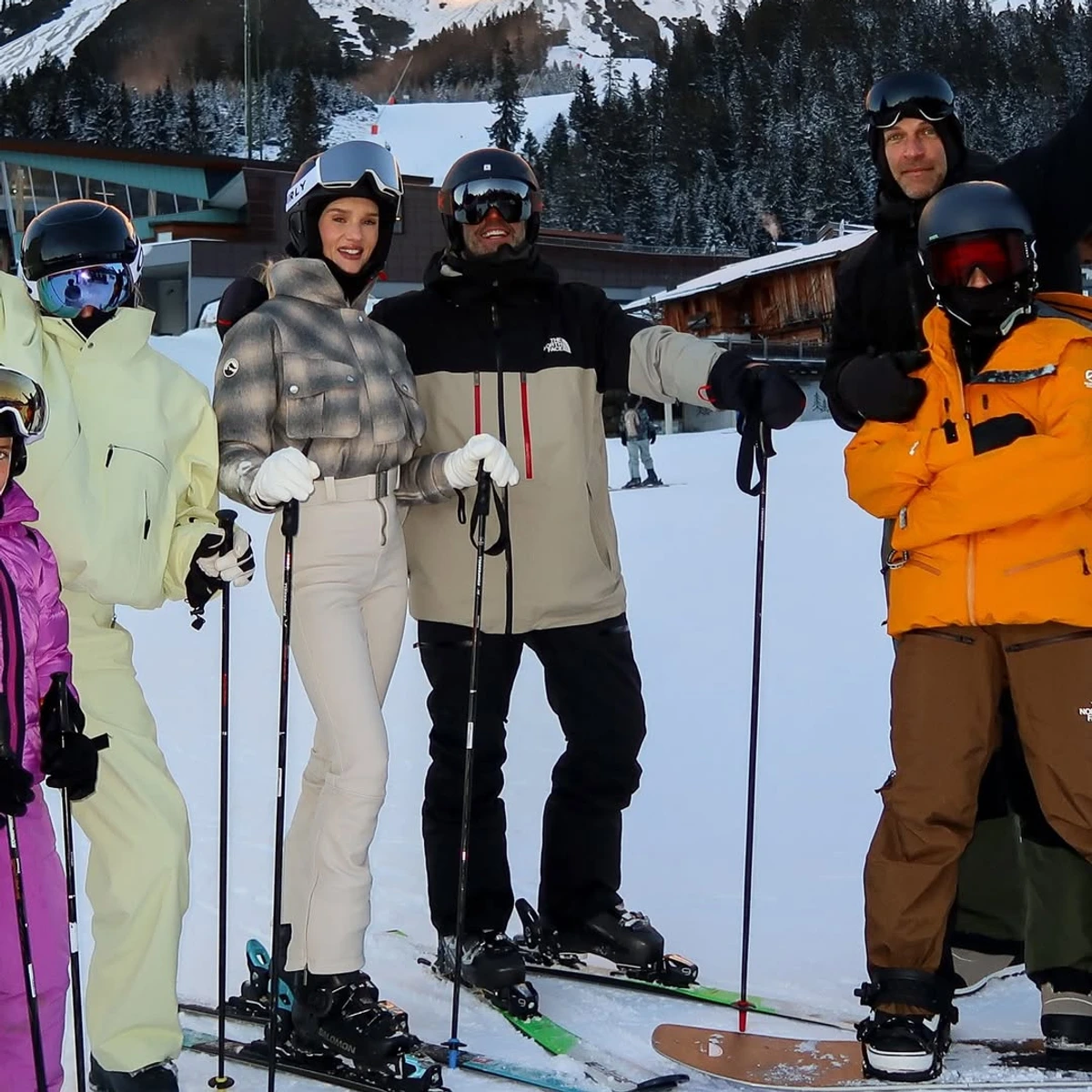 Джейсон Стейтем обійняв наречену під час катання на лижах