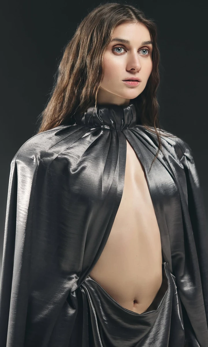 Джеррі Хейл оголила живіт у цікавому луці в кліпі