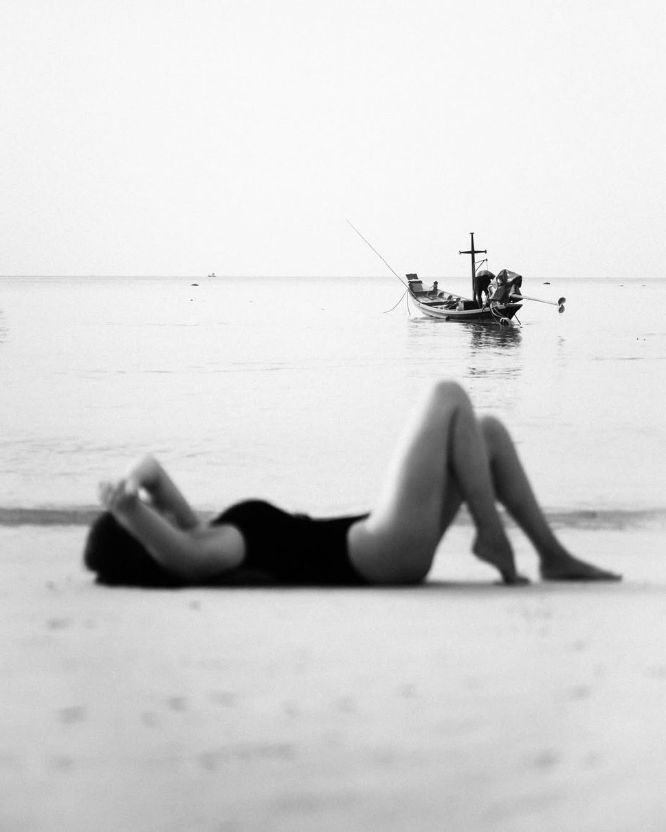 Дружина Усика у купальнику ефектно полежала на пляжі