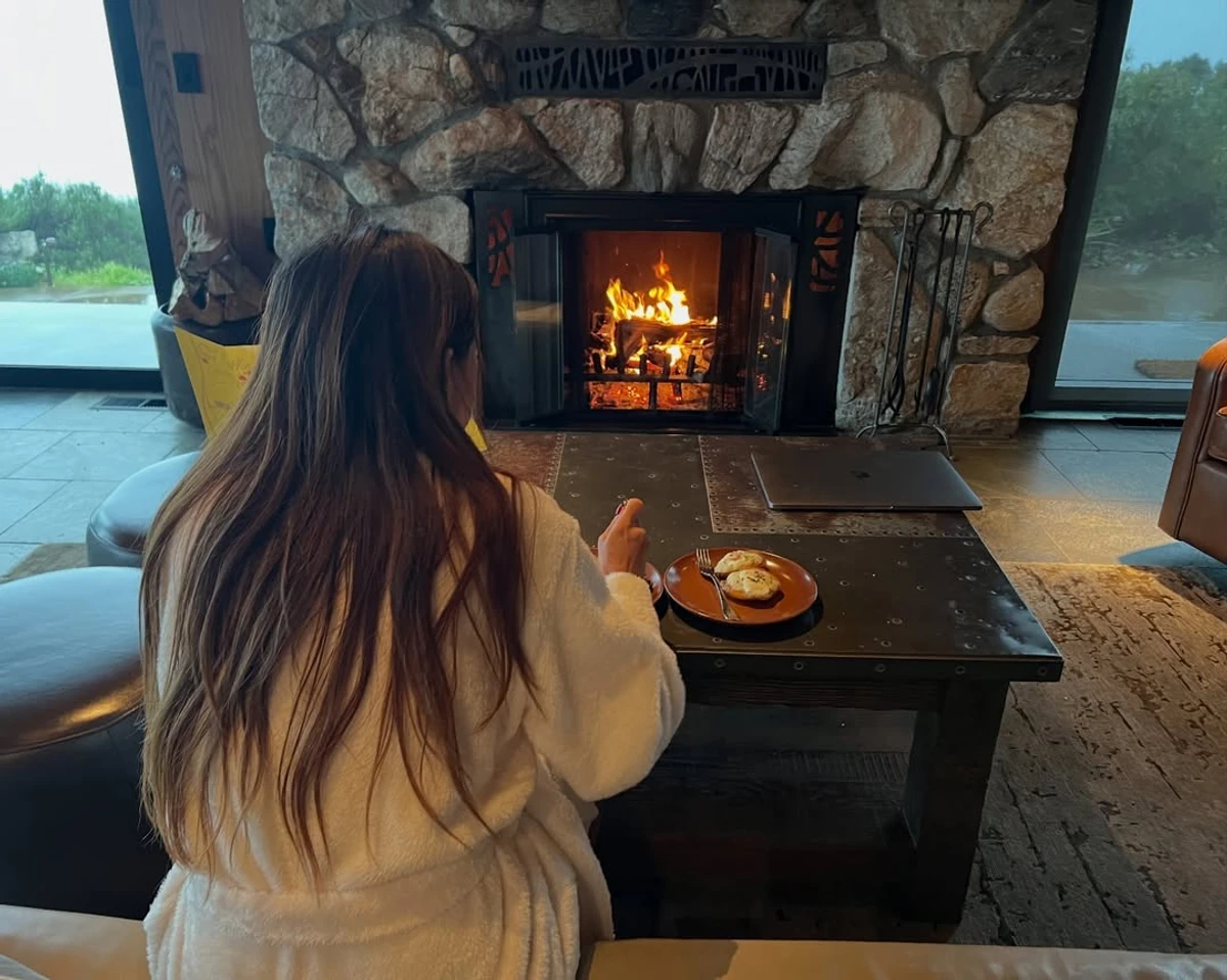 Маколей Калкін показав фото коханою коло каміна