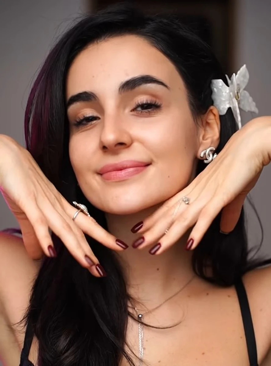 Співачка Аня Трінчер обирає бордовий. Вона навіть демонструє короткі форми замість своїх популярних колись довгих нігтів