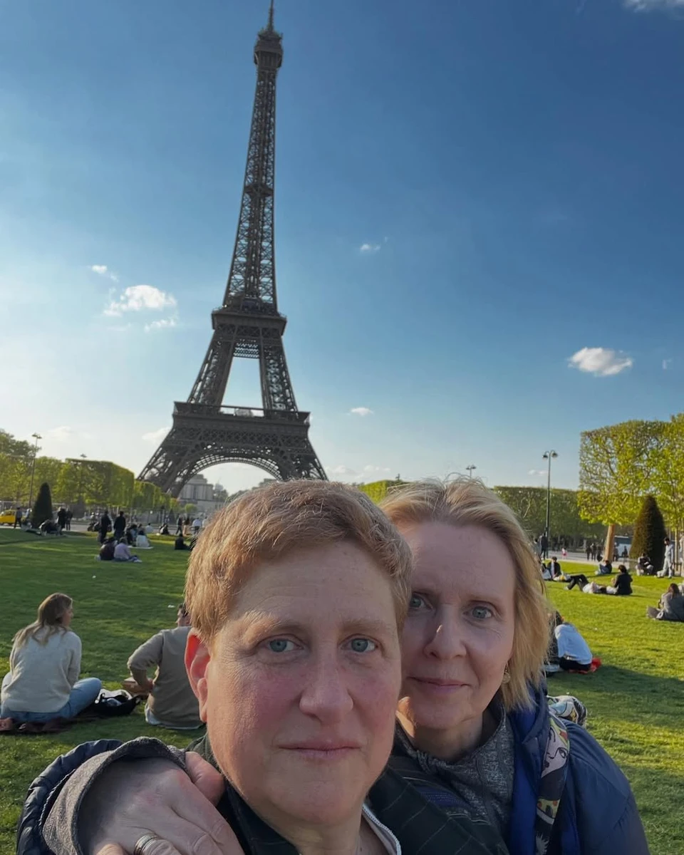 Синтія Ніксон в обіймах дружини у Парижі