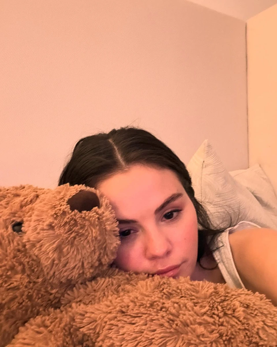 Селена Гомес полежала на плюшевій іграшці