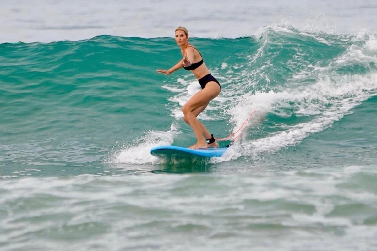 Іванка Трамп у купальнику показалася на дошці для серфінгу