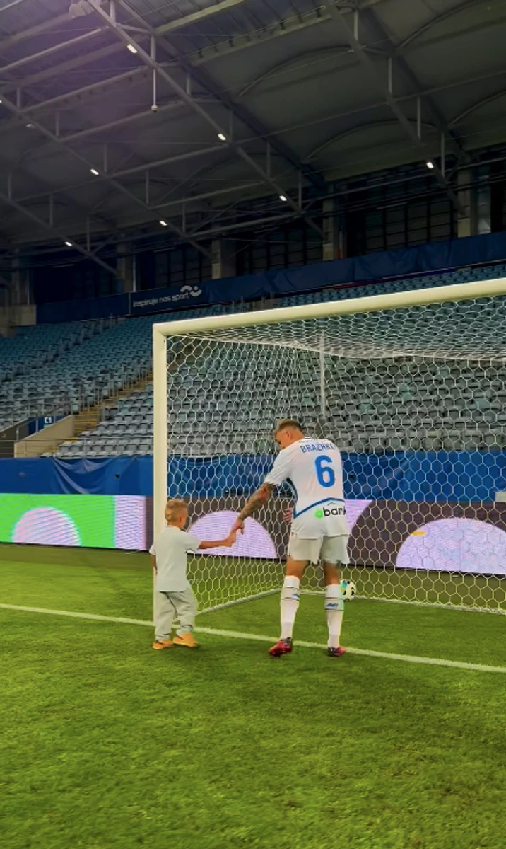 Володимир Бражко повчив сина Даші Квіткової грати у футбол