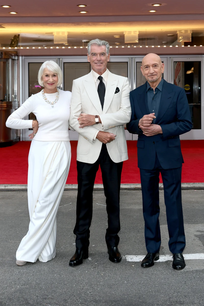 Пірс Броснан в ошатному костюмі притулився до Хелен Міррен на хіднику