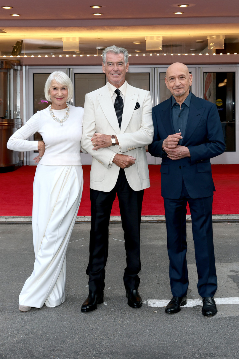 Пірс Броснан в ошатному костюмі притулився до Хелен Міррен на хіднику