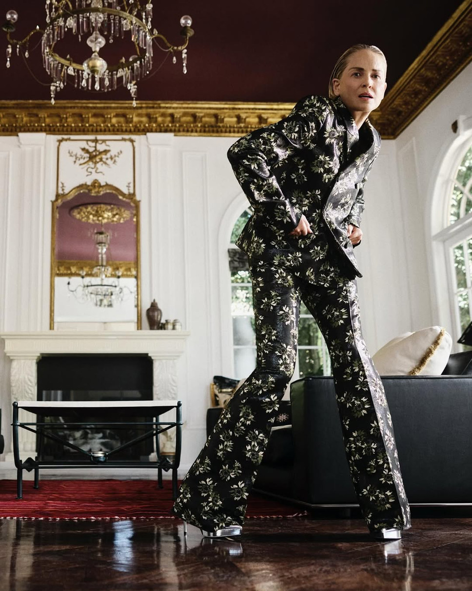 Шерон Стоун у костюмі з принтом ефектно попозувала для глянцю