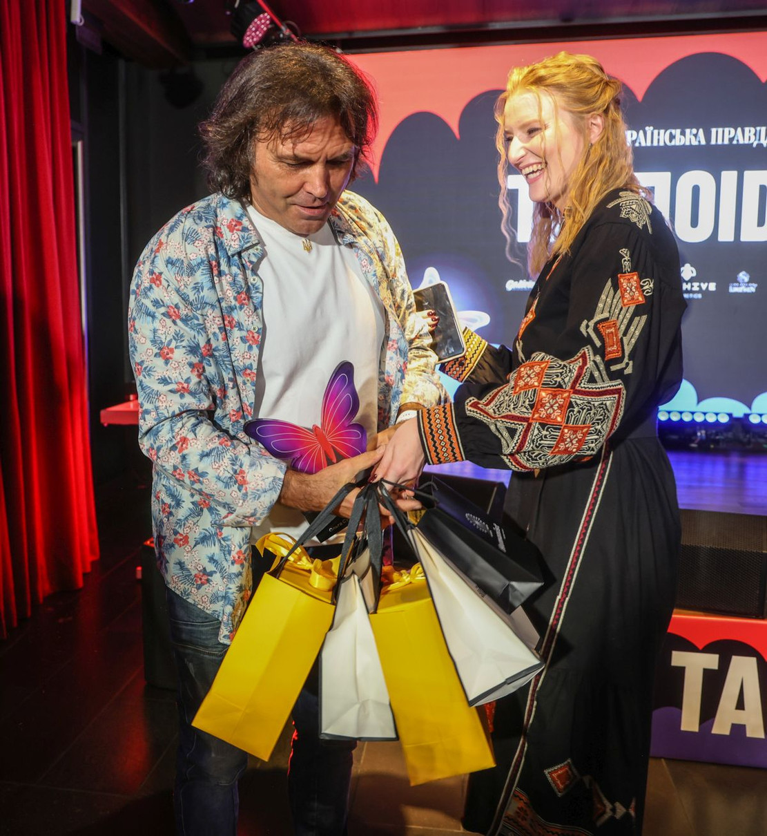 Усім лауреатам дарували подарунки від партнерів заходу 