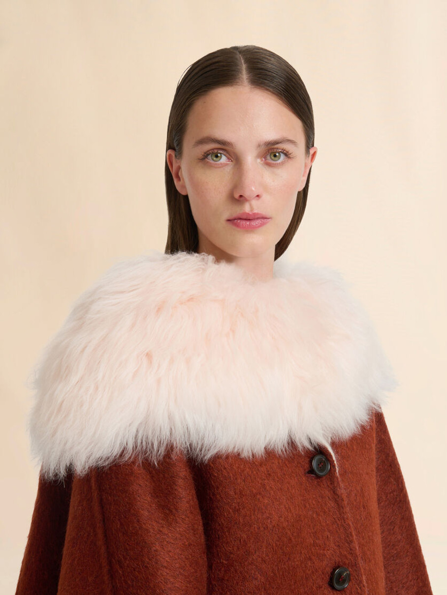 Образ із хутряним коміром