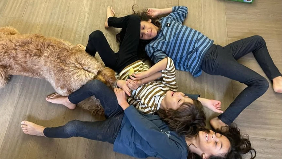 Зої Салдана погралася з синами на підлозі