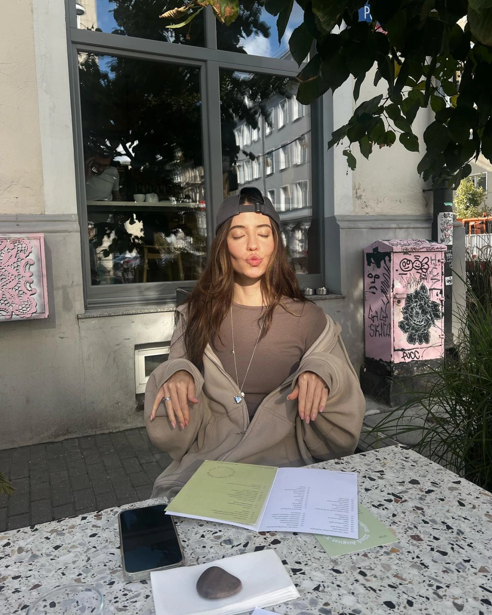 Зірка найчастіше носить кепки козирком назад