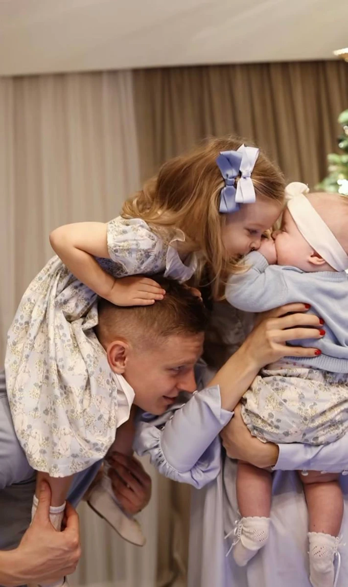 Крихітна Лея та її старша сестричка Єва зустрічають Різдво