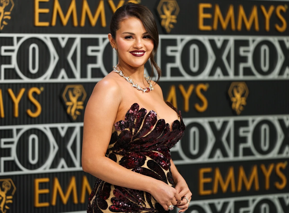 Селена підкреслила свої розкішні форми лелітковою сукнею