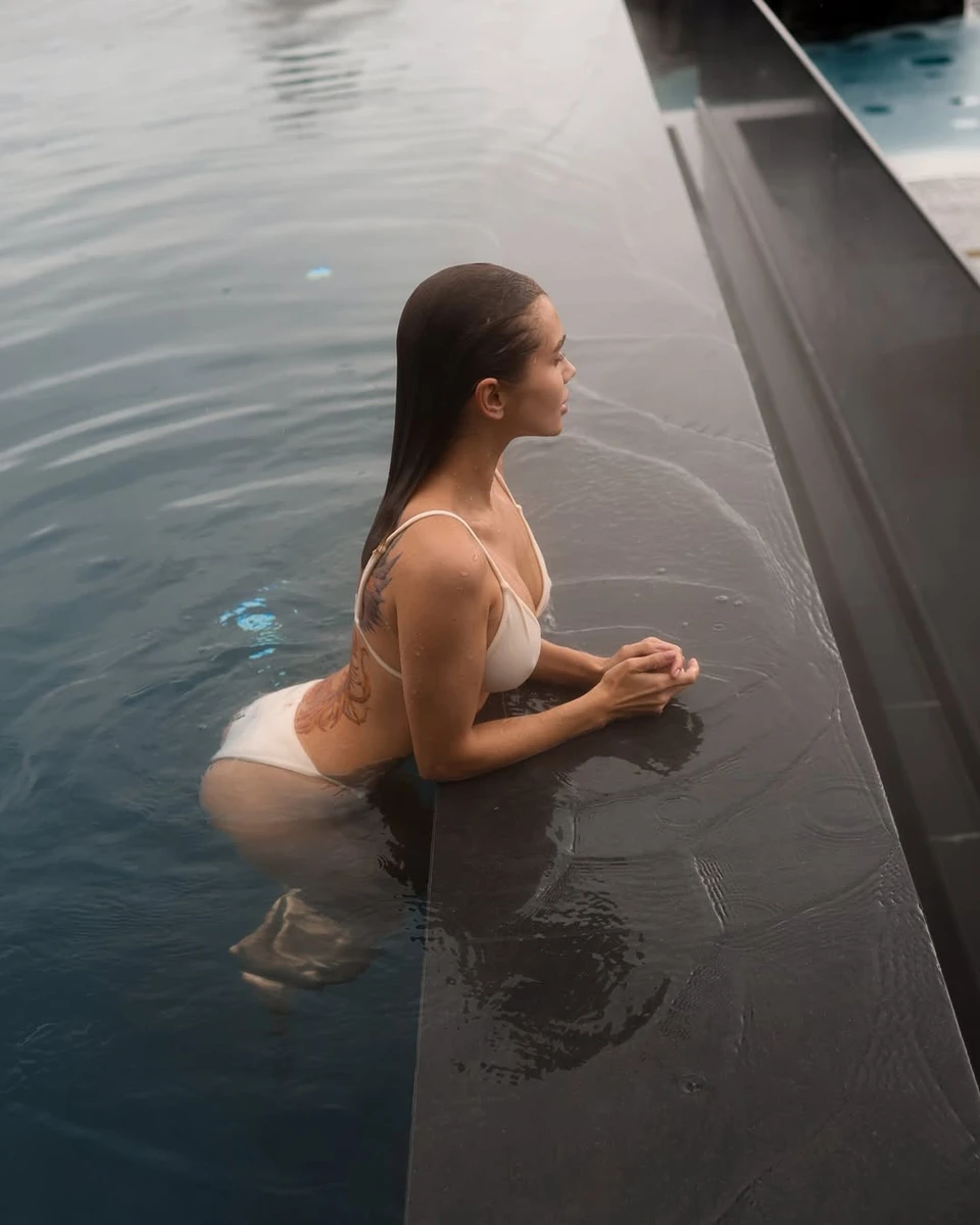 Саша Бо у басейні