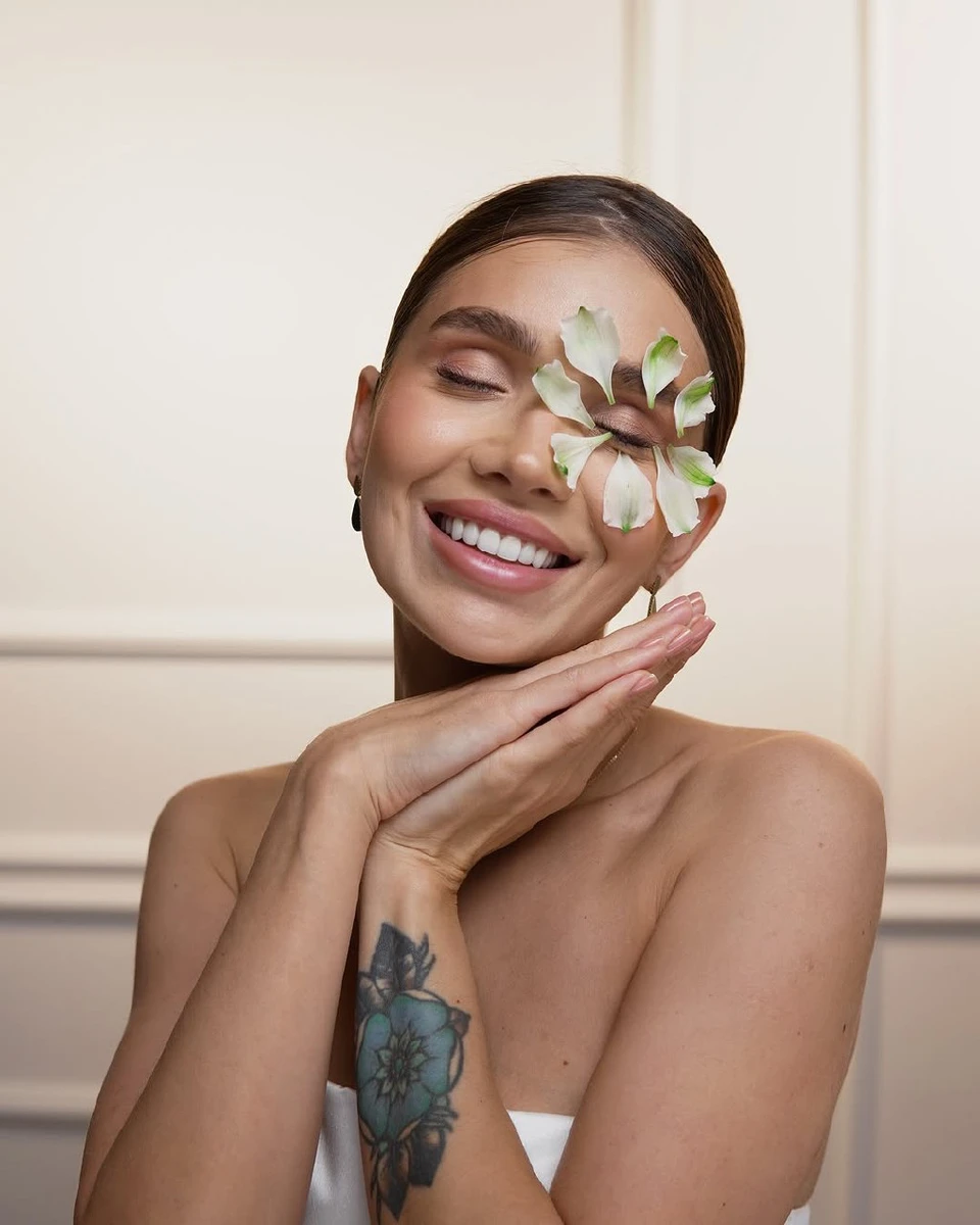 До речі, у такий спосіб можна ще й приховати синці під очима