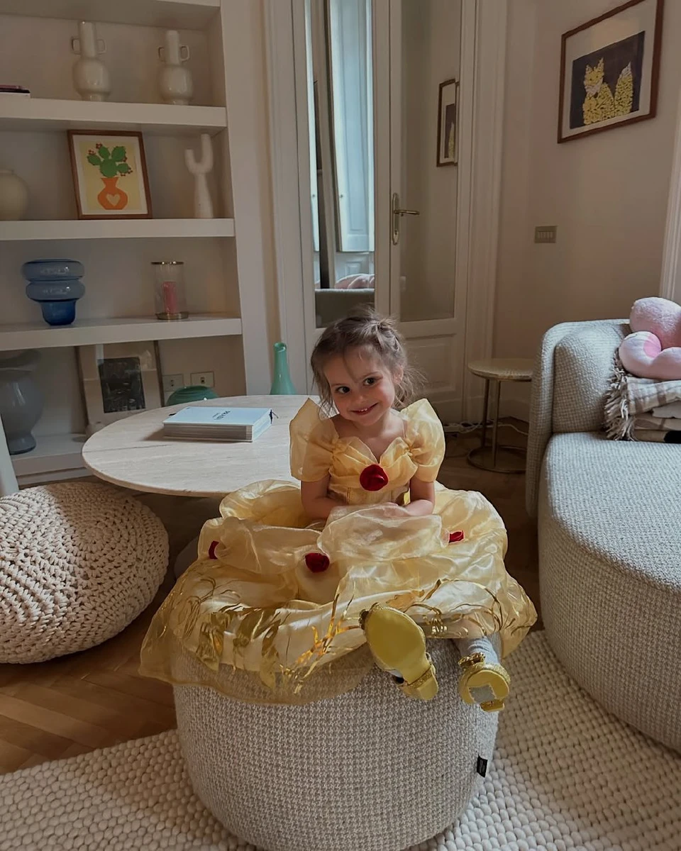 Молодша донька Юрушевої у сукні